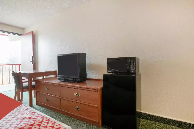 キングサイズベッドのデラックスルーム, Days Inn Airport