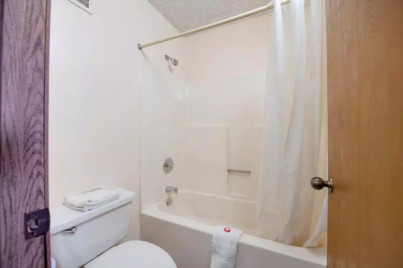キングサイズベッドのデラックスルーム, Days Inn Airport
