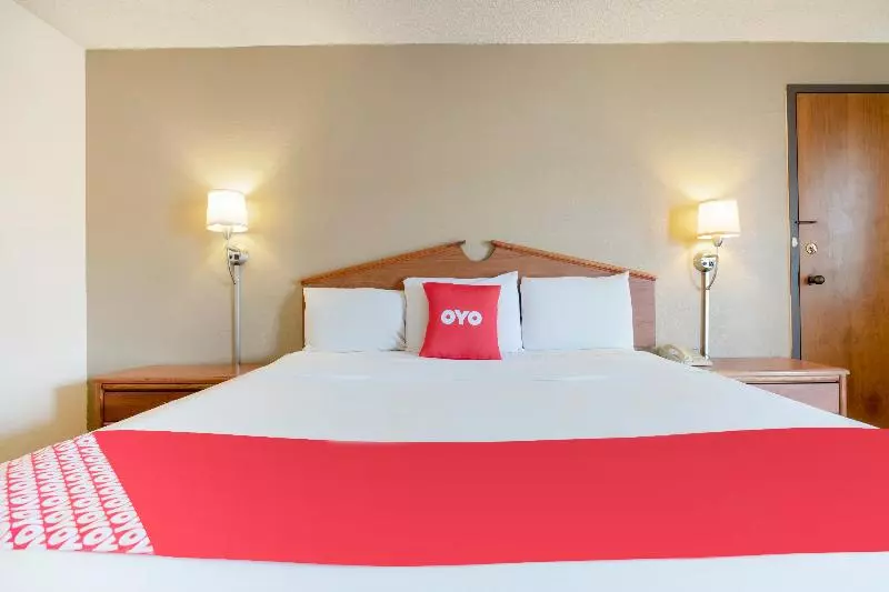キングサイズベッドのデラックスルーム, Days Inn Airport