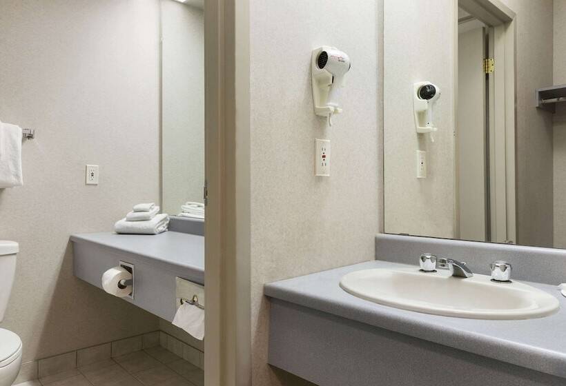 غرفه قياسيه سريرين مزدوجين, Days Inn By Wyndham Brockville