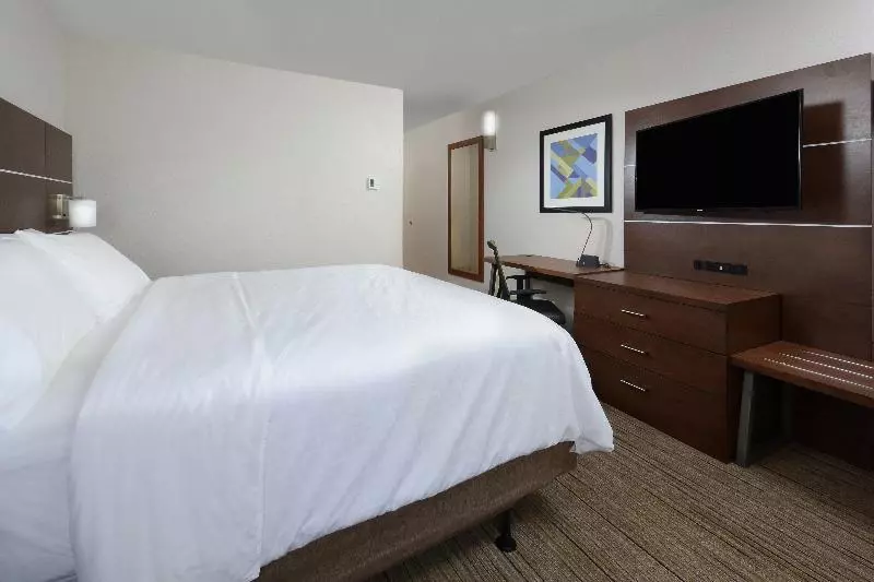 キングサイズベッドのスタンダードルーム, Holiday Inn Express Danville, An Ihg