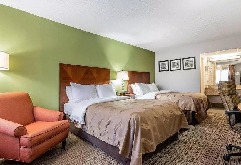 ２ダブルベッドのスタンダードルーム, Quality Inn Forsyth Near Ga Public Safety Training Center