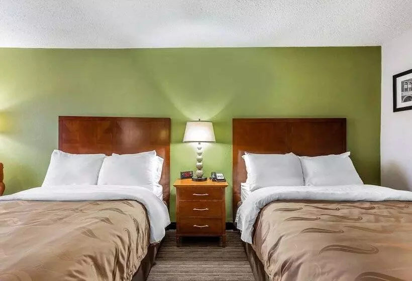 ２ダブルベッドのスタンダードルーム, Quality Inn Forsyth Near Ga Public Safety Training Center