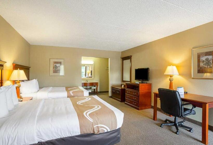 带2个双人床的标准工作室, Quality Inn