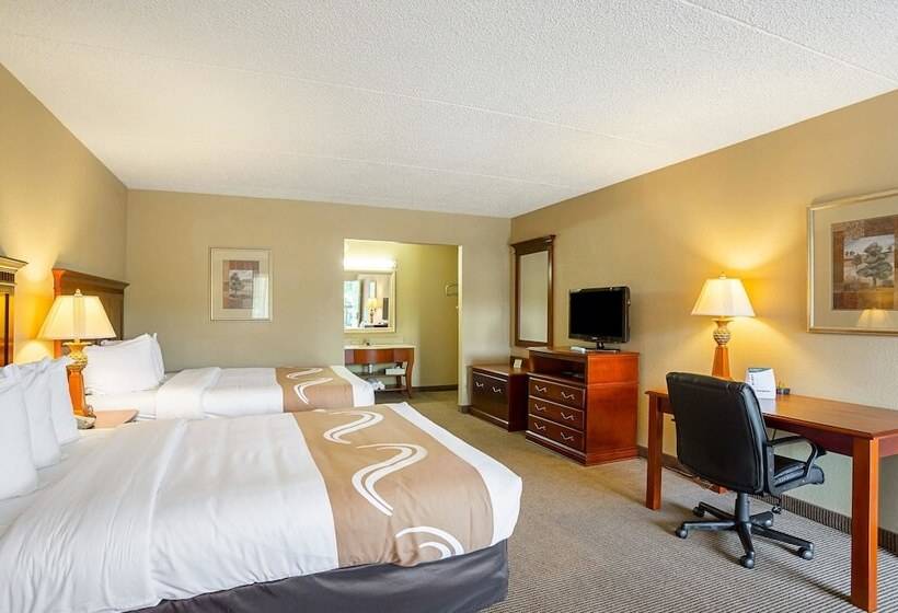 带2个双人床的标准工作室, Quality Inn