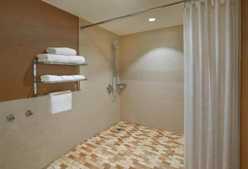 キングサイズベッドのクラブルーム, Sheraton Parkway Toronto North Hotel & Suites