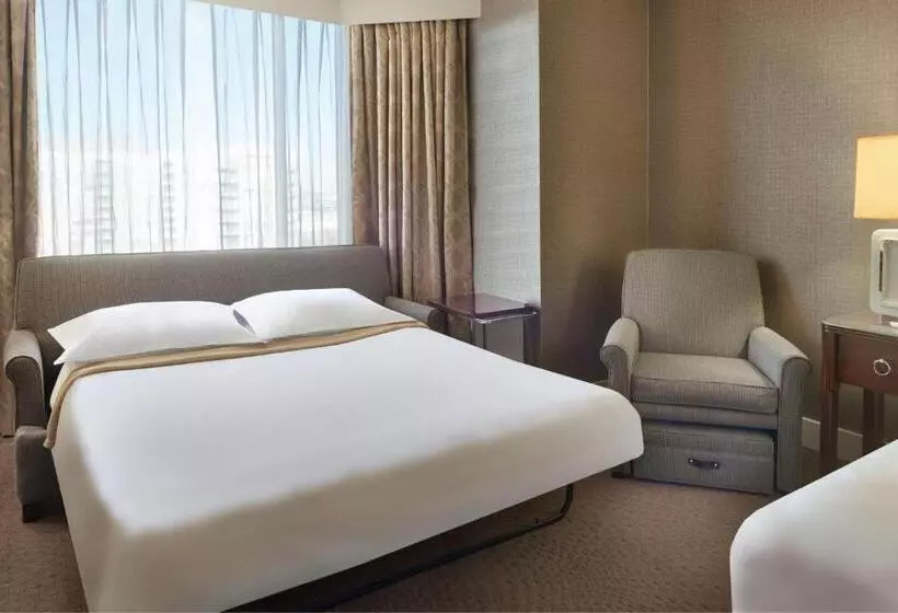 キングサイズベッドのクラブルーム, Sheraton Parkway Toronto North Hotel & Suites