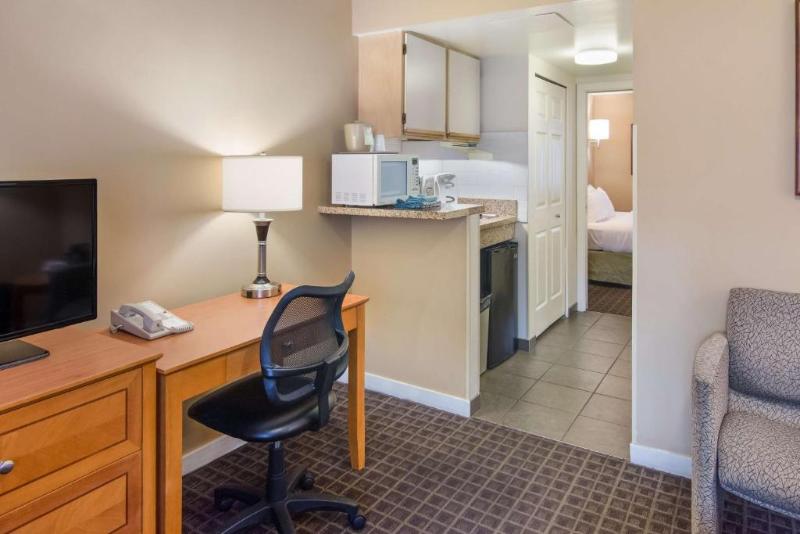 带大床的套房, Surestay Hotel By Best Western North Vancouver Capilano