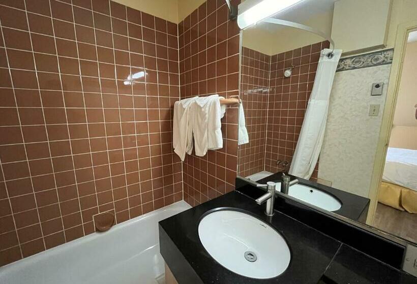 Номер Economy, Cowansville