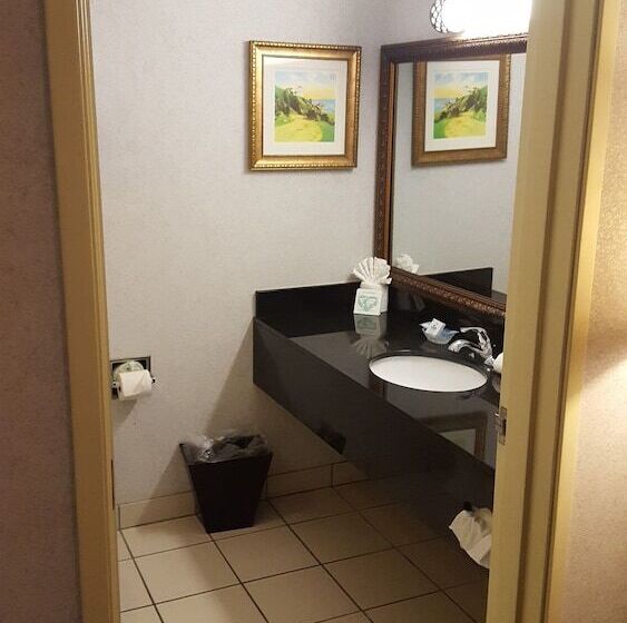 جناح, Best Western Plus Dockside Waterfront Inn