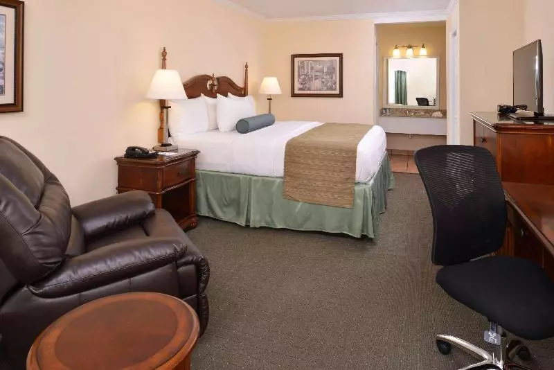 キングサイズベッドのスタンダードルーム, Best Western Plus Santee Inn