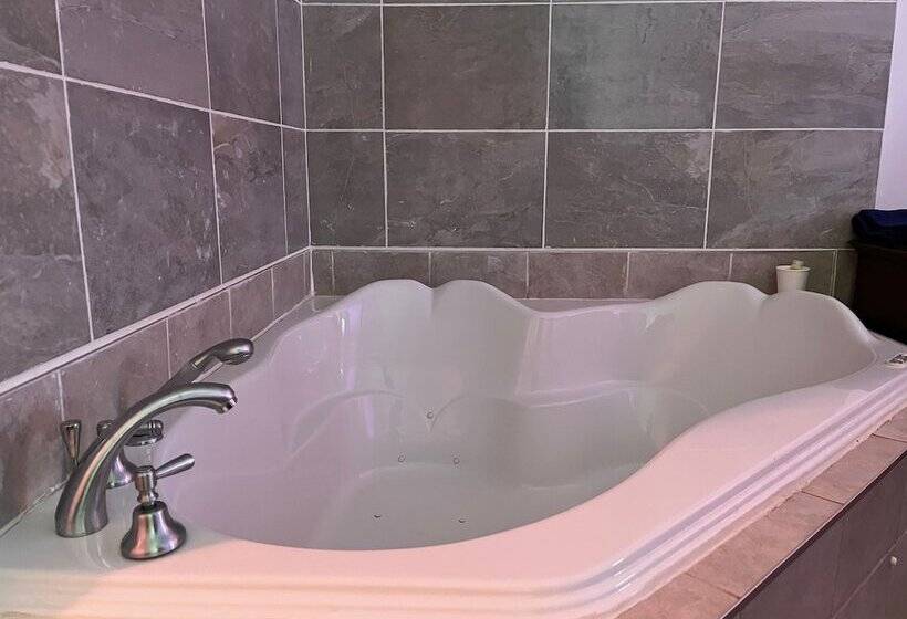 Номер Deluxe, Cowansville