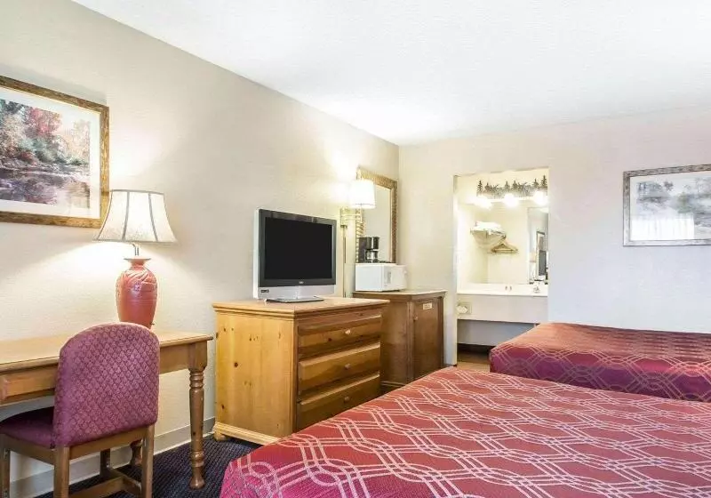 اتاق استاندارد با تخت بزرگ, Econo Lodge Springfield I44