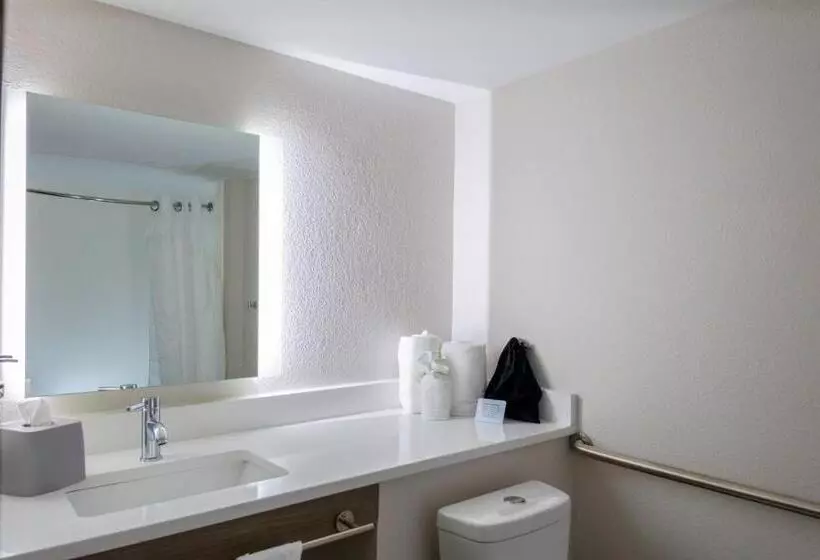身障者適用クイーンサイズベッドルーム, Holiday Inn Express Rocky Mount Sports Center By Ihg