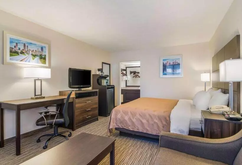 キングサイズベッドのスタンダードルーム, Quality Inn Suwanee I85