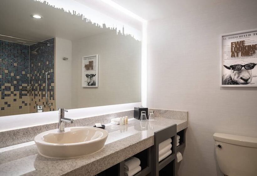 带2个双人床的标准工作室, Renaissance New York Times Square By Marriott