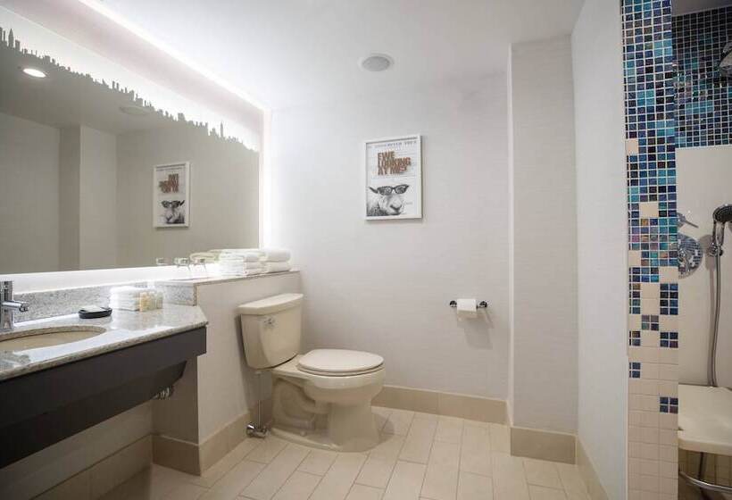 带2个双人床的标准工作室, Renaissance New York Times Square By Marriott