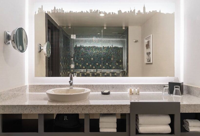 带2个双人床的标准工作室, Renaissance New York Times Square By Marriott