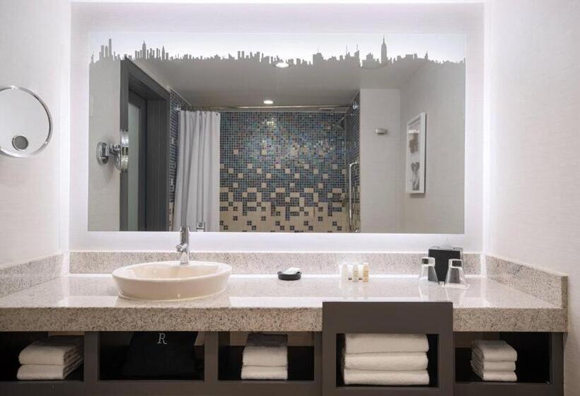 带双人大床的行政管理套房, Renaissance New York Times Square By Marriott