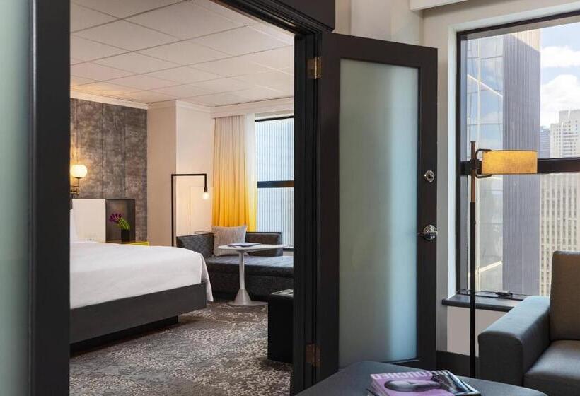 带双人大床的行政管理套房, Renaissance New York Times Square By Marriott