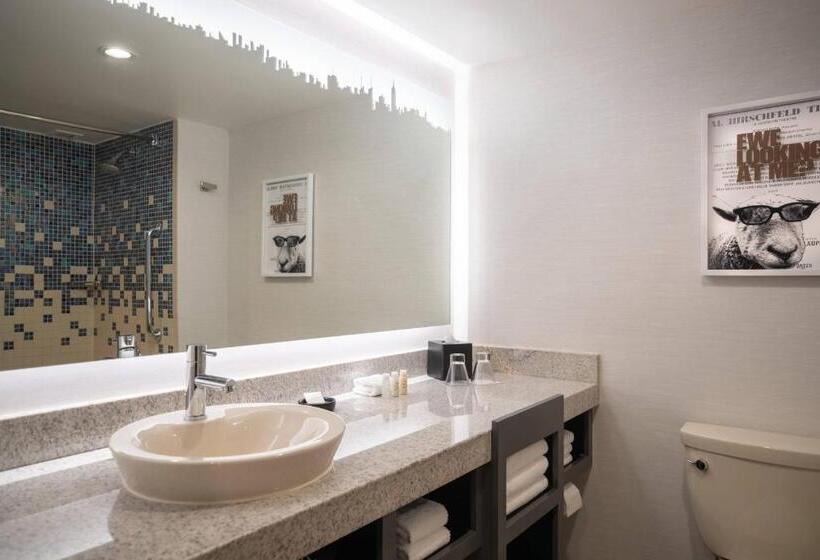 适合残疾人士使用的带超级大床的标准间, Renaissance New York Times Square By Marriott