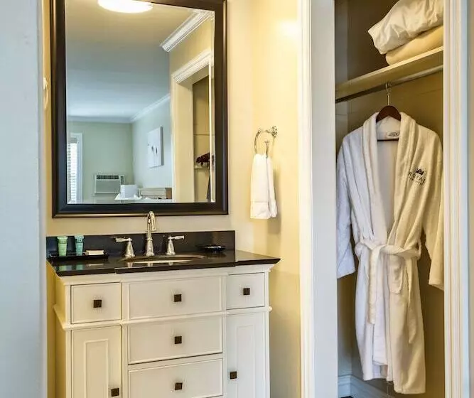 اتاق استاندارد با تخت دوبل, Royal Inn & Suites