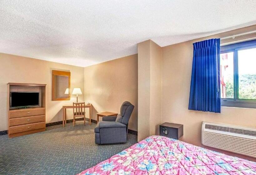 חדר דחוקס עם מיטת קינג, Super 8 By Wyndham Mahwah