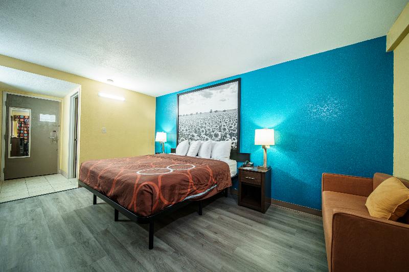 キングサイズベッドのデラックスルーム, Super 8 By Wyndham Wichita Airport West Kellogg