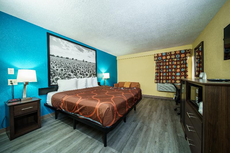 キングサイズベッドのデラックスルーム, Super 8 By Wyndham Wichita Airport West Kellogg