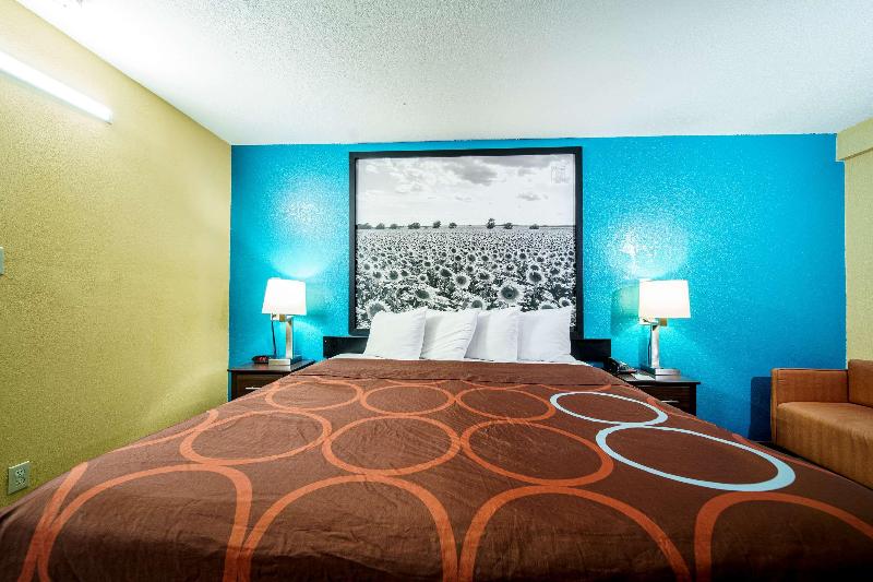 キングサイズベッドのデラックスルーム, Super 8 By Wyndham Wichita Airport West Kellogg