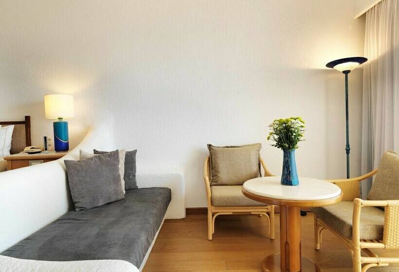 جناح جونيور, Coral Beach Hotel & Resort Cyprus