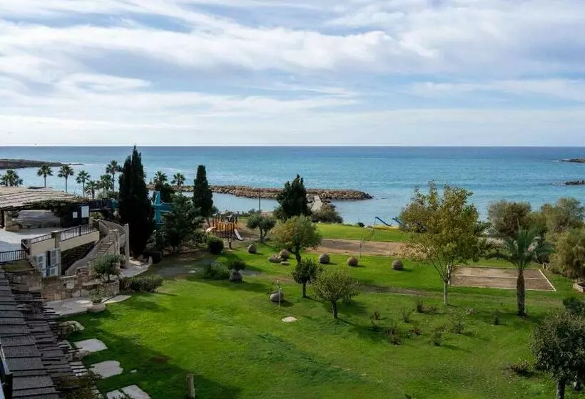 ファミリーステューディオ, Coral Beach Hotel & Resort Cyprus