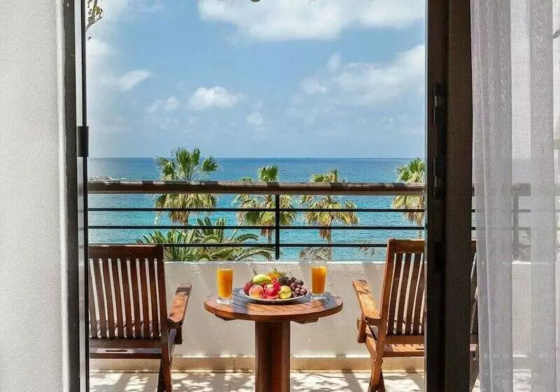 オーシャンビュースーペリアールーム, Coral Beach Hotel & Resort Cyprus