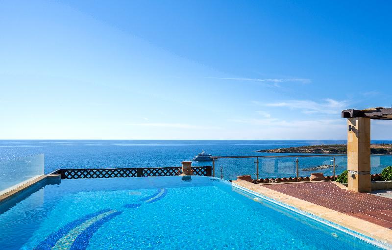 جناح, Coral Beach Hotel & Resort Cyprus