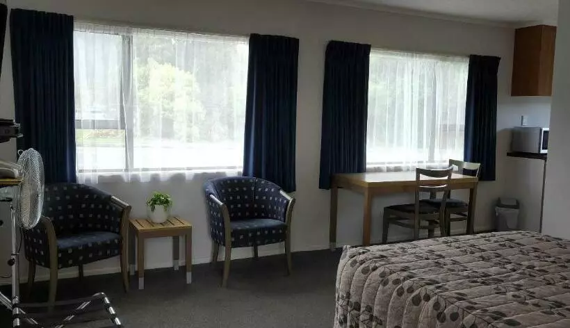 Standard-studio, Cypress Court Motel