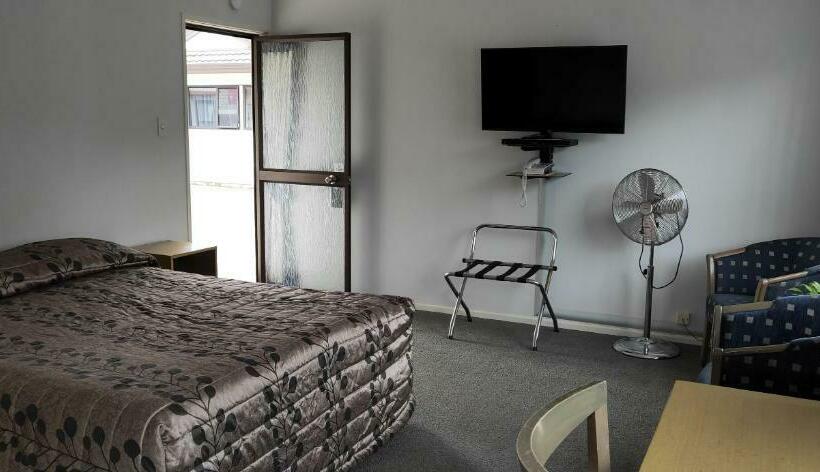 스탠다드 스튜디오, Cypress Court Motel