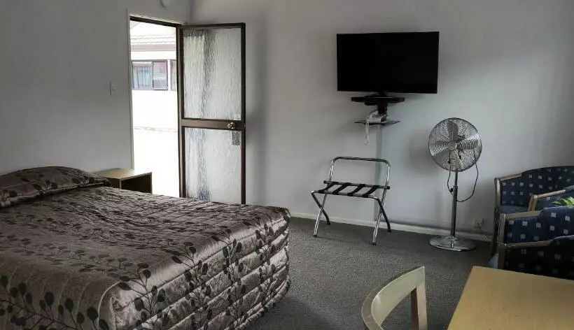 Standard-studio, Cypress Court Motel