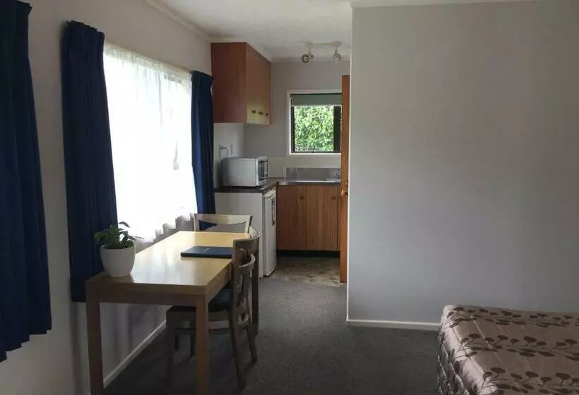 Standard-studio, Cypress Court Motel