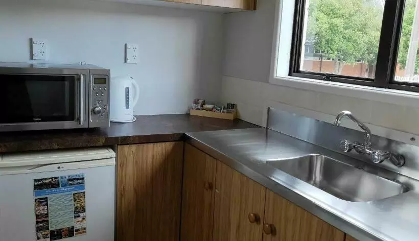 Standard-studio, Cypress Court Motel