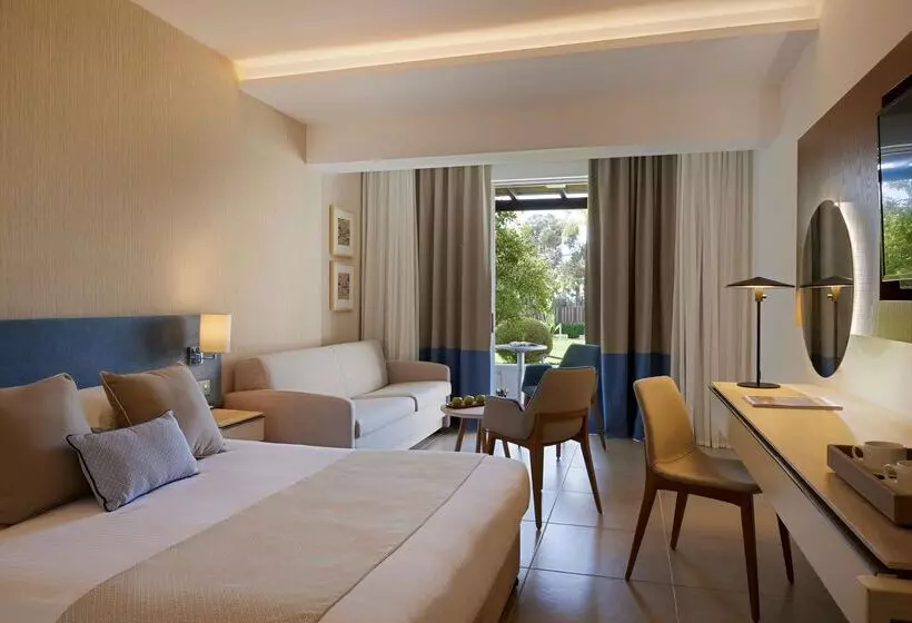 Chambre Familiale Vue Piscine, Mediterranean Beach