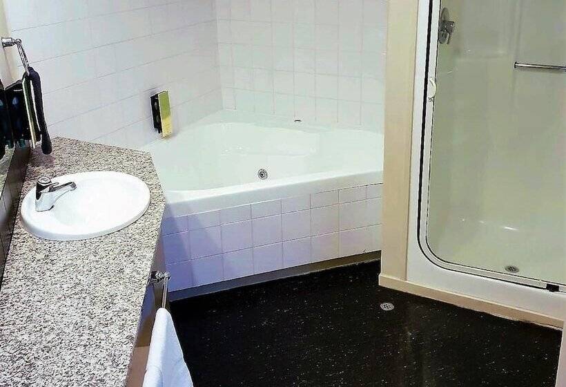 이그제큐티브 스튜디오, Parklane Motor Lodge