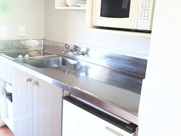 이그제큐티브 스튜디오, Parklane Motor Lodge