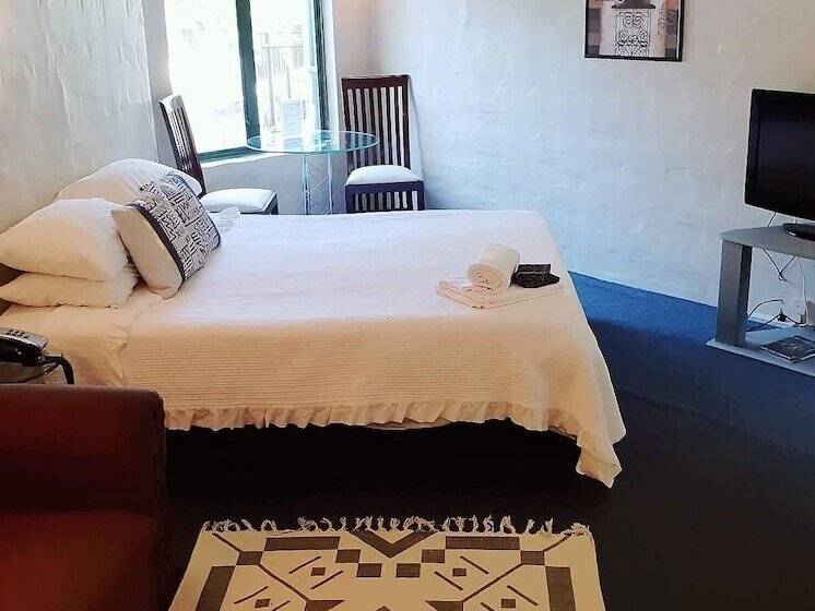 이그제큐티브 스튜디오, Parklane Motor Lodge