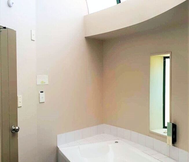 패밀리 스튜디오, Parklane Motor Lodge