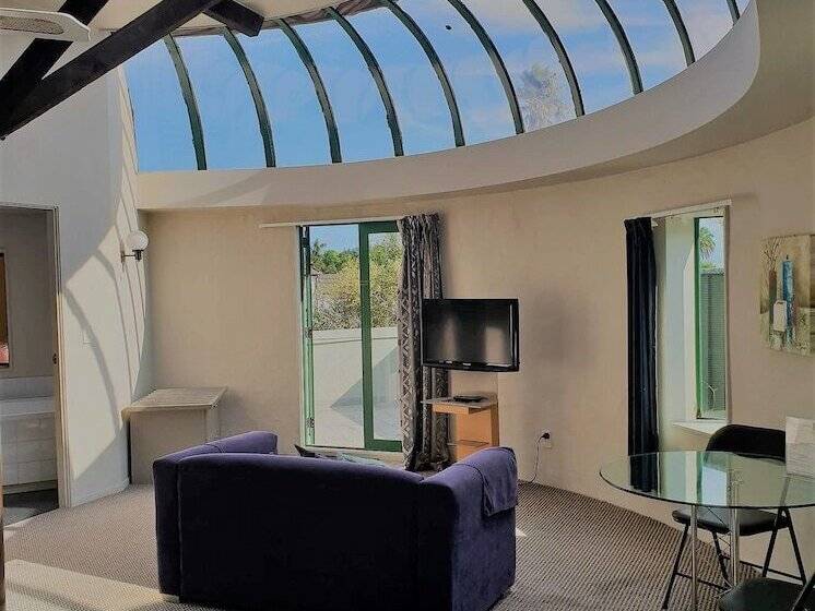 패밀리 스튜디오, Parklane Motor Lodge