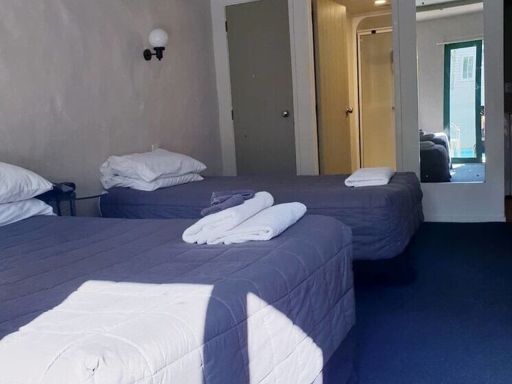 Студия Стандарт, Parklane Motor Lodge