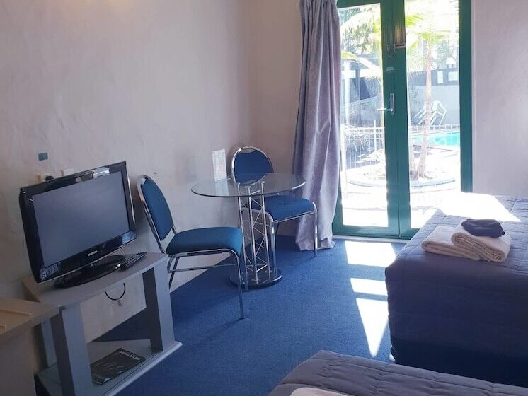 스탠다드 스튜디오, Parklane Motor Lodge