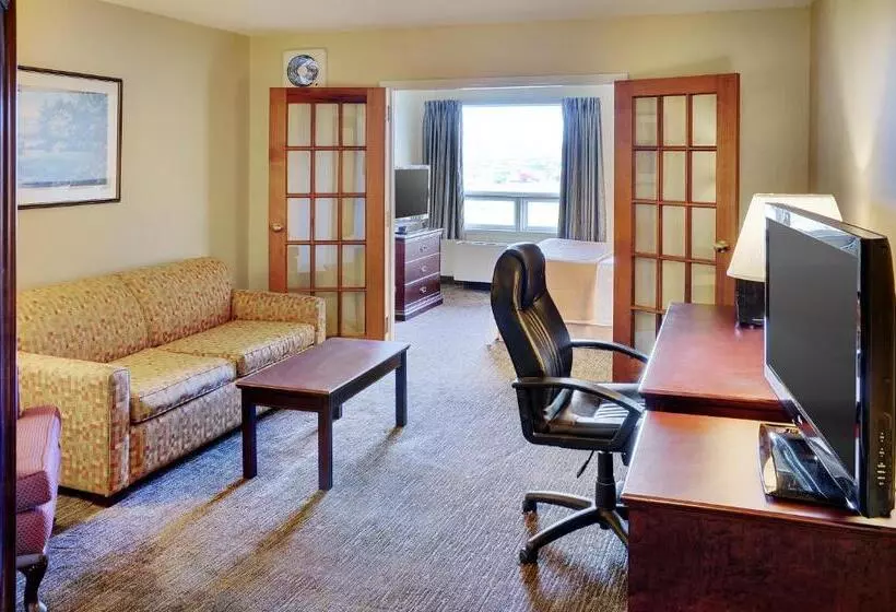 Deluxe Suite King Bed, Travelodge Hotel By Wyndham Sudbury