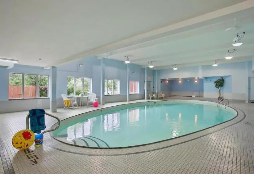 Deluxe Suite King Bed, Travelodge Hotel By Wyndham Sudbury