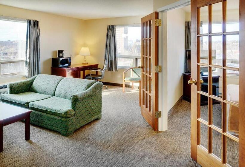 Люкс, Travelodge Hotel By Wyndham Sudbury